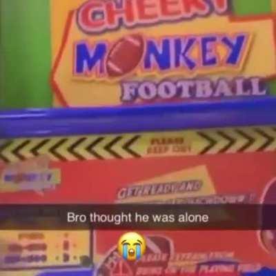 You are never alone at Chuck E Cheese. (CREDIT: succc.exe)