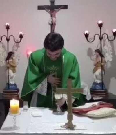 a verdadeira provação do padre é segurar o riso na live