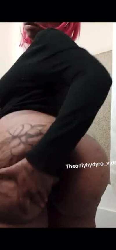 Hydro’s ass spreading 🍑