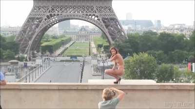 Anna Sbitnaya gets embarrassed posing naked in front of the Eiffel Tower, Part 2