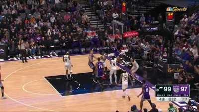 [Highlight] De’Aaron Fox puts Kelly Olynk on a poster with a 2 handed jam