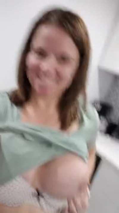 this amateur milf wants to show you something ;)