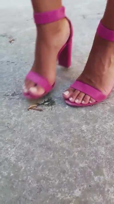 Italian girl crush worms