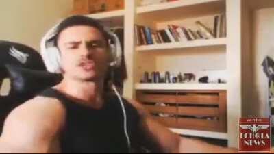 Se curvem diante do novo Imperador