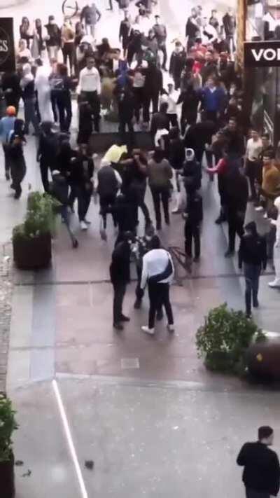 One man single-handedly prevents a mob from looting a store in Gothenburg, Sweden