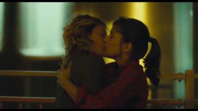 'Chinese Puzzle' (2013) Cecile De France & Flore Bonaventura
