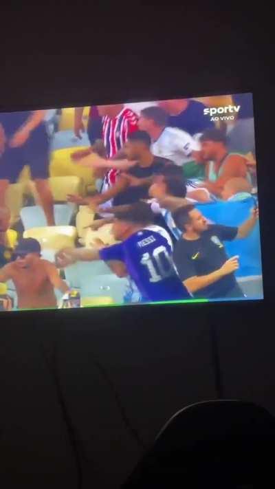 Brasileiro tira uma selfie no meio da porradaria kkkkkkkkkkk