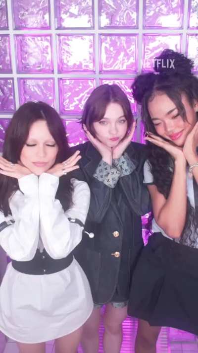 Emma Myers, Jenna Ortega Park and Jenny Park ( via netflix korea )