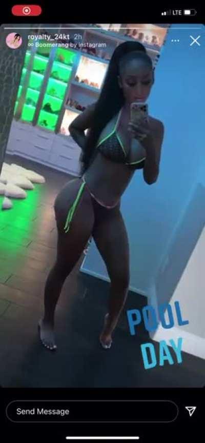 Look at her touching her fat ass😍