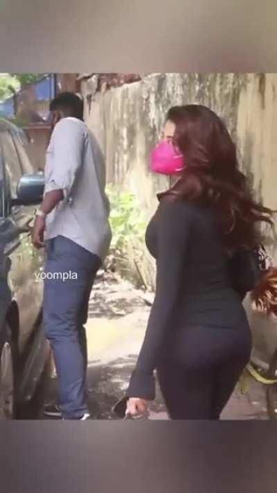 Janhvi Kapoor's booty and gym cleavage