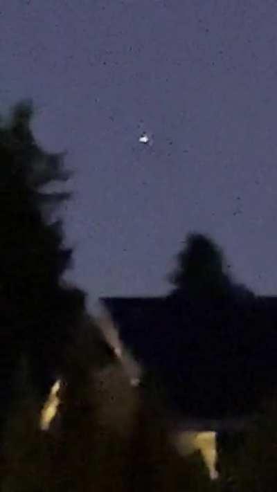 Light Orb UFO recorded in Vancouver, Canada few minutes ago on June 18th at 10:40pm 🛸🛸🛸🔅🔅🔅