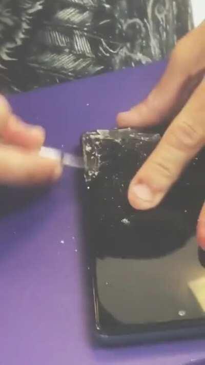 Tweaker dismantles his phone while accusing repair shop