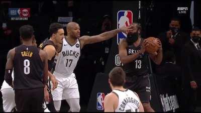 [Highlight] Tucker fingers Hardens pupil