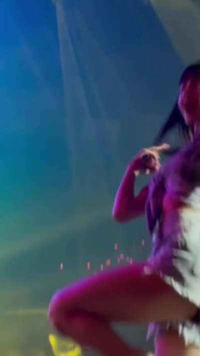 Lisa could wrap those thighs around my neck and I would touch her all day 😋😋