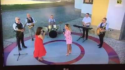 não cantou a solo??