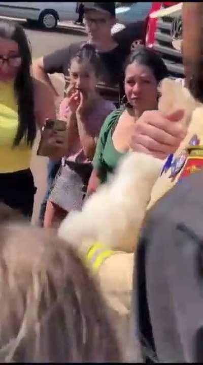 Uma mulher deixou o cachorro trancado dentro de um carro estacionado no sol, por mais de uma hora, no Paraná.