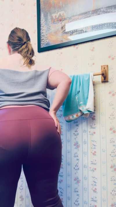 I farted then sat right on your face. This huge MILF ass is gonna be the last thing you see before you black out from bliss. Don’t fight it, just breathe me in and let go. 💨 😈