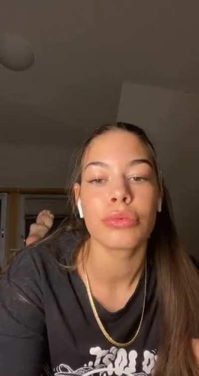 Im the hottest young angel with the hottest feet u will ever see 😏