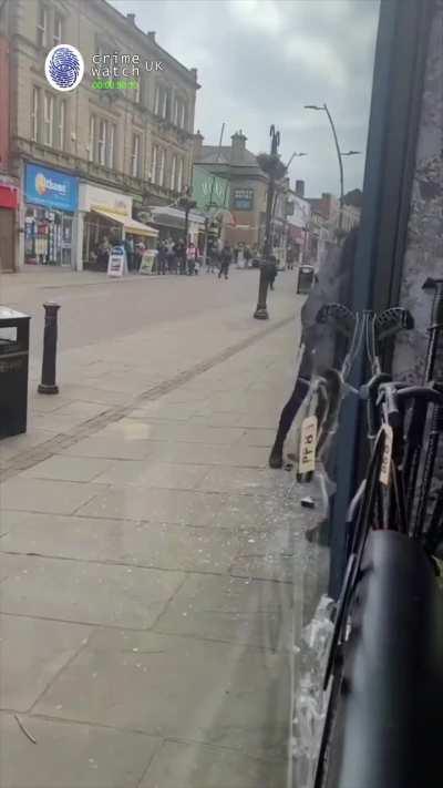 Robbery in broad daylight. Leeds, UK.