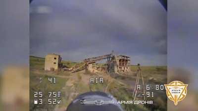 FPV DRONE - The kamikaze drone from the EVERSTAKE series carries out an emergency stop of the occupiers.