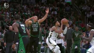 [Highlight] Giannis Antetokounmpo lobs to himself