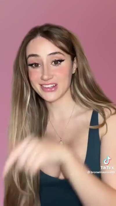 @bronwinaurora99 is pretty cute and has a nice rack 😍