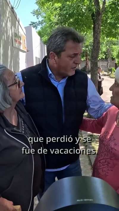 Sergio Massa al salir de la votación se cruza 