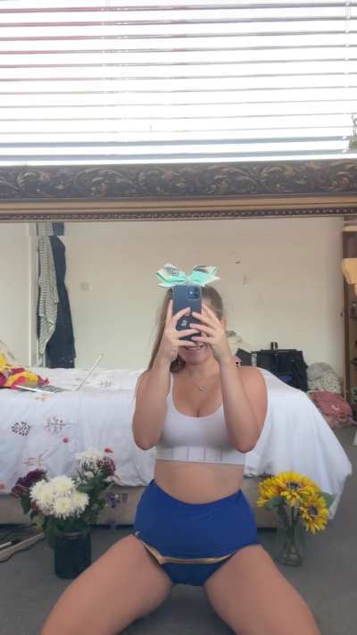 Fun fact about me = I’m a real life uni cheerleader and we all know what that means…. 😼 