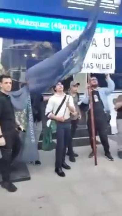 Libertarios se reúnen en el Télam, al grito de “Viva la libertad carajo”