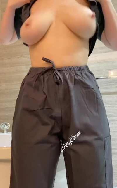 DO YOU LIKE BOOBS (free content in the comments ) 👇