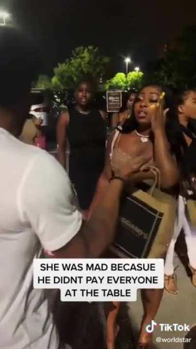 Girlfriend expected boyfriend to pay for all her 18 friends food