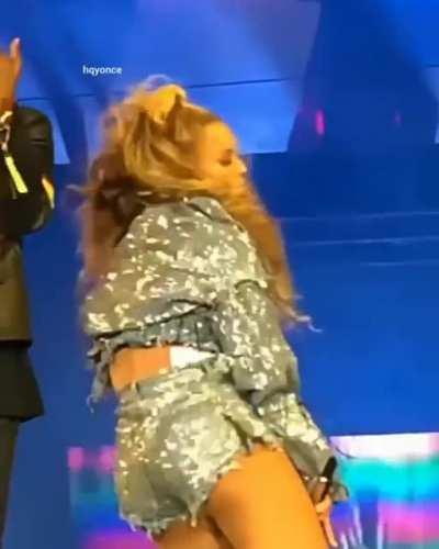 Beyonce moving her sexy ass