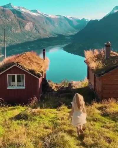 HELP ME FIND THIS BEAUTIFUL FAIRYTALE LIKE DRESS!!