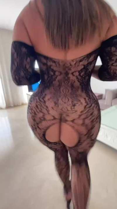 Do we enjoy a thick ass mom walk ? (F)43