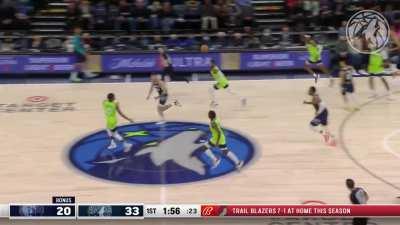 [Highlight] Anthony Edwards FLYS for the fastbreak tomahawk jam for his 17th points of the quarter!