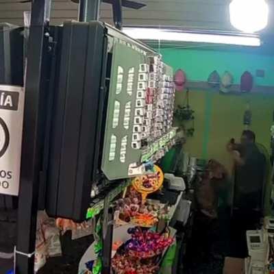 Mar del Plata: Kiosquero se defendió de delincuentes con gas pimienta y se salvó de los tiros gracias a los Topline