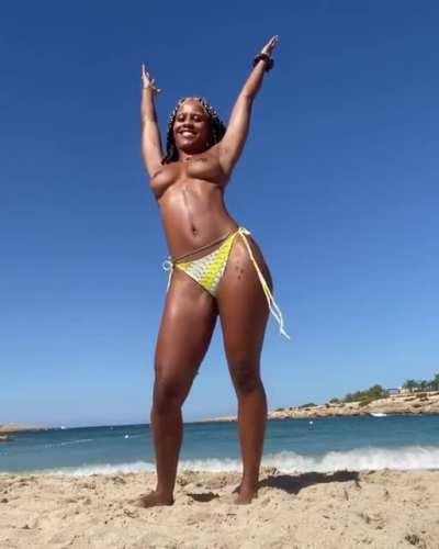 Close view of iamddb on the beach