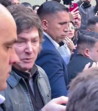 Movilero de C5N le pega a Javier Milei con el micrófono. Además le responde con un tono de gracioso.