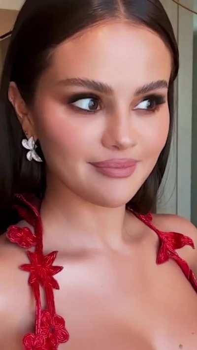 Selena's makeup and dress for VMAs (September 12, 2023) 