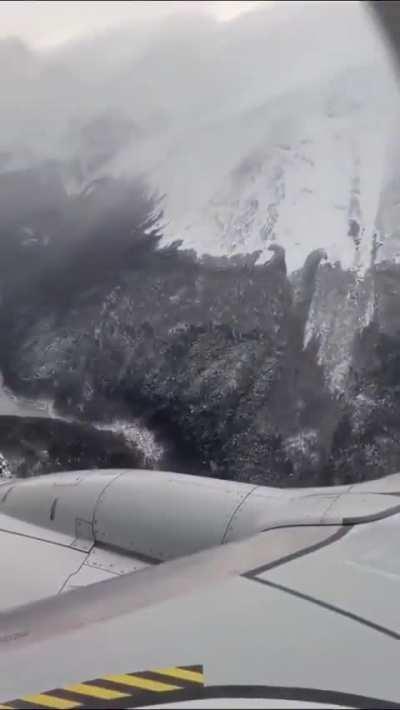 Screams help save a 737 from crashing into mountain