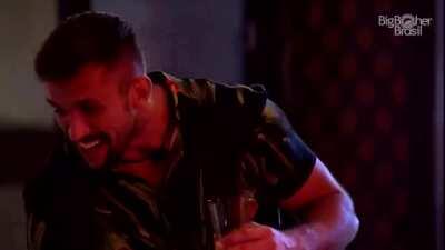 Arthur fazendo um gesto romantico (PraiseTheCameraMan)