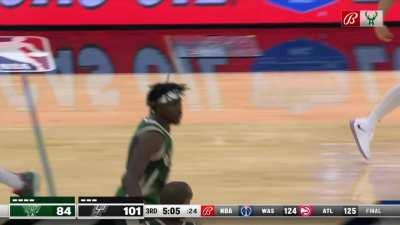 [Highlight] The Spurs forget to defend the reigning 2-time MVP and give him space to complete another alley oop