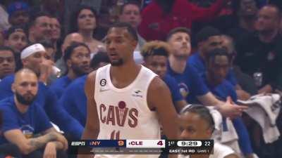 [Highlight] Evan Mobley with a behind the back assist to Jarrett Allen!