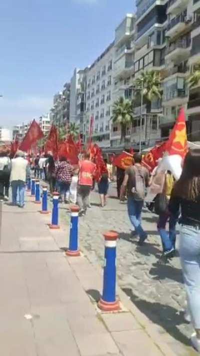 Türk askerlerinin şehit haberleri gelirken, İzmir'de 1. Mayıs kutlayan Kürt göçmen ve sığınmacılar 
