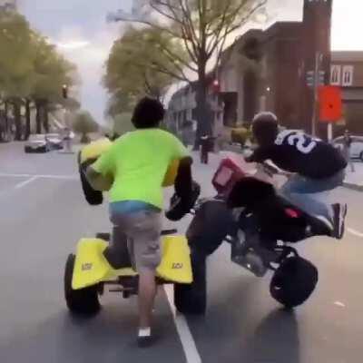 Incredible how the one in the yellow one ran over himself