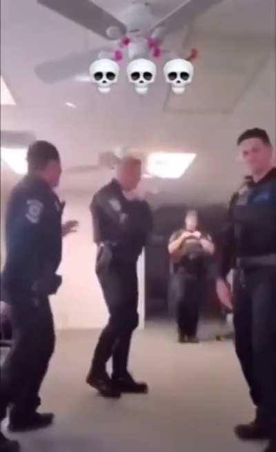 👮🏻‍♂️🔫🧑🏿‍🦱