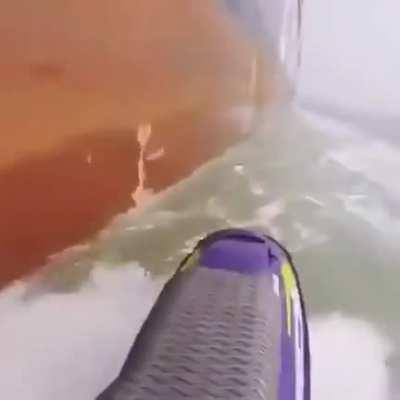 Чела на водном мотоцикле чуть не засосало под огромный контейнеровоз. Слышно как орёт.