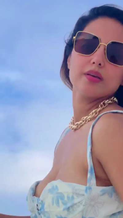 Hina Khan hot body including pits , cleavage, thighs