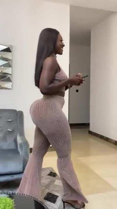 cuzão chegando na área pra deixar rolas duras