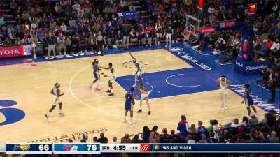 [Highlight] James Harden doesn't dribble or move from his spot and still gets himself wide open for 3